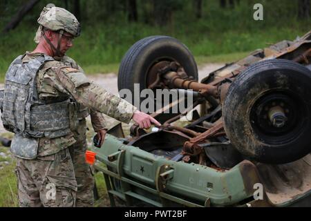 Us-Armee Sgt. Robert Prashaw, 705Th EOD Firma zugewiesen, 63. EOD-Bataillon, 52. EOD-Gruppe, 20 CBRNE-Befehl, und Sgt. Ryan McMurray, der 752Nd Ordnance Firma zugewiesen, 79th Ordnance Entsorgung Bataillon, 71st Ordnance Gruppe, 20 CBRNE-Befehl, identifizieren und Ordnance während ein Szenario für Raven's Challenge 2017 im Camp Shelby, Fräulein, 28. Juni 2017 Mark. Raven's Challenge ist eine jährliche Veranstaltung, die Beseitigung von Explosivstoffen Personal bietet und öffentliche Sicherheit Bomb Squads sowohl militärischer als auch Behörden Interoperabilität in einer realistischen inländischen taktische Umwelt. Stockfoto