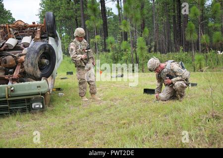 Us-Armee Sgt. Robert Prashaw, 705Th EOD Firma zugewiesen, 63. EOD-Bataillon, 52. EOD-Gruppe, 20 CBRNE-Befehl, und Sgt. Ryan McMurray, der 752Nd Ordnance Firma zugewiesen, 79th Ordnance Entsorgung Bataillon, 71st Ordnance Gruppe, 20 CBRNE-Befehl, identifizieren und Ordnance während ein Szenario für Raven's Challenge 2017 im Camp Shelby, Fräulein, 28. Juni 2017 Mark. Raven's Challenge ist eine jährliche Veranstaltung, die Beseitigung von Explosivstoffen Personal bietet und öffentliche Sicherheit Bomb Squads sowohl militärischer als auch Behörden Interoperabilität in einer realistischen inländischen taktische Umwelt. Stockfoto