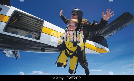 Michele Arbogast springt mit Sgt. 1. Klasse Tom Melton, U.S. Army goldenen Ritter, während ein Tandemsprung über dem Himmel von Petersburg Juni 19. Stockfoto
