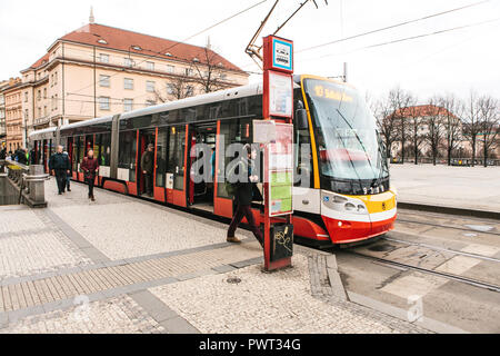 Prag, Dezember 25, 2017 Die Straßenbahn kam zu der Straßenbahnhaltestelle. Tägliche Leben in der Stadt Stockfoto