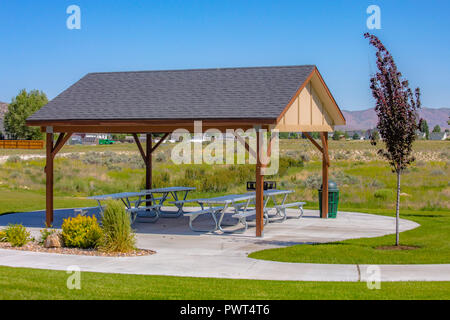 Pavillon mit Picknick Tisch Bank, auf einem sonnigen Park Stockfoto