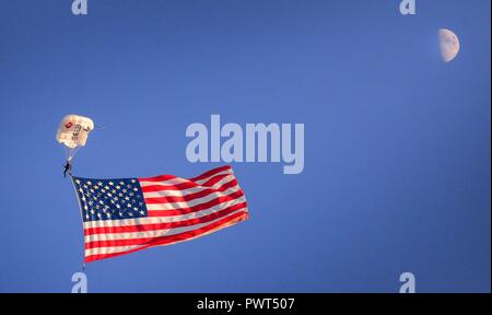 Ein Überbrückungskabel mit Team Fastrax fliegt die amerikanische Flagge über veranstaltungsgelände an der Abteilung 2017 der Verteidigung Krieger spiele Zeremonie am 1. Juli 2017 im Soldier Field, Chicago, Illinois Team Fastrax öffnen ist die größte professionelle Fallschirm demonstration Team in der Welt. Stockfoto