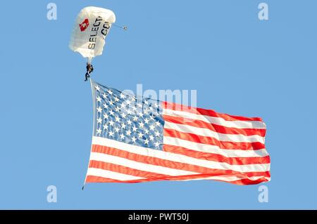 CHICAGO (1. Juli 2017) - ein skydiver, die die Amerikanische Fahne senkt sich über dem Soldier Field während der Abteilung 2017 der Verteidigung Krieger spiele Eröffnungsfeier. Der DoD-Krieger Spiele sind eine jährliche Veranstaltung, die Verwundeten, Kranken und Verletzten service Mitglieder und Veteranen im Paralympischen zu konkurrieren - style Sport einschließlich Bogenschießen, Radfahren, Feld, Schießen, Sitzen, Volleyball, Schwimmen, Schiene und Rollstuhl Basketball. Stockfoto