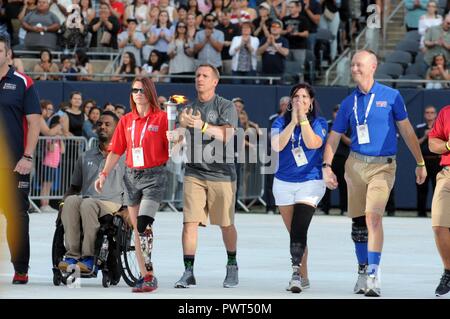 CHICAGO (1. Juli 2017) - Sarah Ruder, team Botschafter und Veteran des Marine Corps, trägt die Fackel in Soldier Field während der 2017 Departmant der Verteidigung Krieger spiele Eröffnungsfeier. Der DoD-Krieger Spiele sind eine jährliche Veranstaltung, die Verwundeten, Kranken und Verletzten service Mitglieder und Veteranen im Paralympischen zu konkurrieren - style Sport einschließlich Bogenschießen, Radfahren, Feld, Schießen, Sitzen, Volleyball, Schwimmen, Schiene und Rollstuhl Basketball. Stockfoto