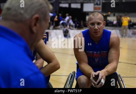 Us Air Force Tech. Sgt. Benjamin Seekell, Sicherheitskräfte Truppe von Charlestown, R.I., zu seinem Trainer während der Rollstuhl Basketball Spiel gegen die Armee auf 2017 Krieger spiele Juli 1, 2017 am McCormick Place-Lakeside Center, Chicago, Illinois Seekell hört auch im Radfahren, Feld und Anschluss konkurrieren und ist einer der Team Luftwaffe Kapitäne für Spiele in diesem Jahr. Stockfoto