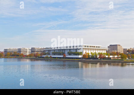 Washington DC Panorama der Potomac River an der Georgetown Waterfront mit John F. Kennedy Center für darstellende Künste in Aussicht. Die städtische Architektur wit Stockfoto