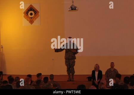 Battle Group Polen Kommandeur, Oberstleutnant Steven Gventer, Adressen Battle Group Soldaten vor einer Vorauszahlung Screening der neuen Spiderman Homecoming Film ausschließlich für die Soldaten an Bemowo Piskie Training Area 30. Juni. Die einzigartige, Multinationale Ausbildung der USA, Großbritannien und der Rumänischen Soldaten dienen, die mit der polnischen 15 mechanisierte Brigade als Abschreckung Kraft im Nordosten Polens in der Unterstützung der NATO-Präsenz verstärkt nach vorne. Stockfoto