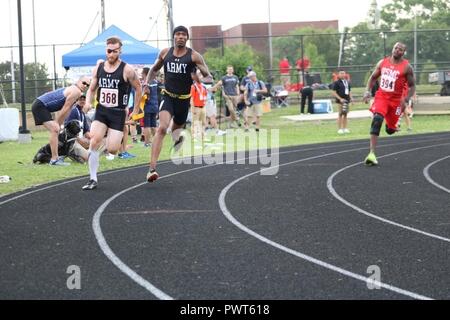 U.S. Army Veteran Michael Stephens, Belgrad, MT, und Haltegurt, Army Veteran Adam Schlag, Fort Worth, Texas nehmen Sie die erste Abzweigung in der Männer 200 Meter Rennen visuell beeinträchtigt, 2. Juli bei Lane Tech College Prep High School, Chicago, Illinois, während die Abteilung 2017 der Verteidigung Krieger spielen. Der DOD-Krieger Spiele sind eine adaptive Sport Wettbewerb für die Verwundeten, Kranken und Verletzten service Mitglieder und Veteranen. Rund 265 Athleten aus Teams aus der Armee, Marine Corps, Navy, Air Force Special Operations Command, Vereinigtes Königreich Streitkräfte, und die Australian Defence Force konkurrieren Stockfoto