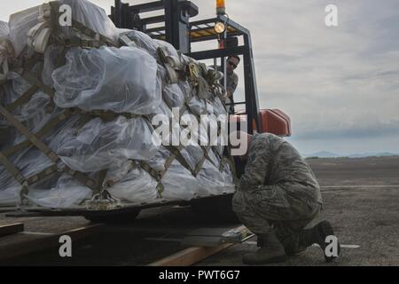 Von links, Tech. Sgt. Phillip Eyer, 374 Logistik und Bereitschaft Squadron gemeinsame Inspector und Staff Sgt. Brandon Inhat, 374 LRS Flug bekämpfen Mobilität arbeiten Techniker, prüfen ein cargo Palette während der ersten C-130 Yokota Air Base J Super Hercules operative Mission, 30. Juni 2017, in Manila, Philippinen. Die Mission hervorgehoben Yokota's C-130J erhöhte Lufttransportkapazitäten. Stockfoto