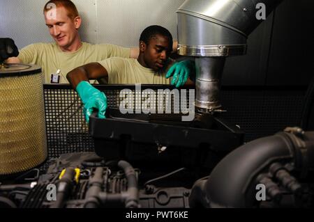 Staff Sgt. Bryce Skawski, Bauingenieur 786th Squadron elektrische Leistung Produktion Handwerker und Airman 1st Class William Woodside, 786Th CES elektrische Leistung Produktion Auszubildende, arbeiten neben einander bei einem System der Innenrevision des Generators auf der Air Base Ramstein, Deutschland, 27. Juni 2017. CES Flieger Wartungsarbeiten am Generator als Teil einer jährlichen Inspektion zurück Automatisierte, um sicherzustellen, dass die elektrische Leistung der Mission wesentliche Gebäude zur Verfügung gestellt. Stockfoto