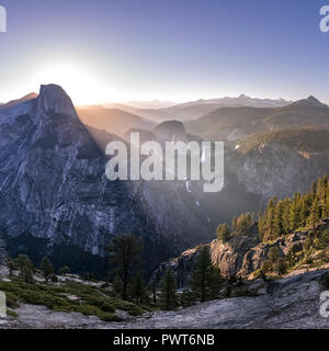 Beeindruckende Bergwelt und fällt bei Yosemite CA Stockfoto