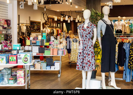 London England, Großbritannien, Southwark, Joy Clothing Store, britische Mode Lifestyle Marke, Frauen, Damenmode, Geschenke, Display Verkauf, Schaufensterpuppe, innen, innen Stockfoto