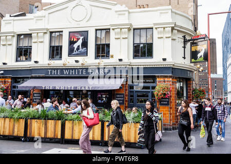 London England, Großbritannien, Großbritannien Großbritannien, Waterloo, Southwark, The White Hart, Fuller's historische Pub-Häuser, Sitzgelegenheiten im Freien, Trinken, Werbung Stockfoto