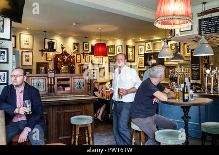 London England, Großbritannien, Großbritannien Großbritannien, Southwark, Blackfriars Rd, The Ring, historische Bar Bars öffentliches Haus Häuser Pub, innen, Barhocker, dr Stockfoto