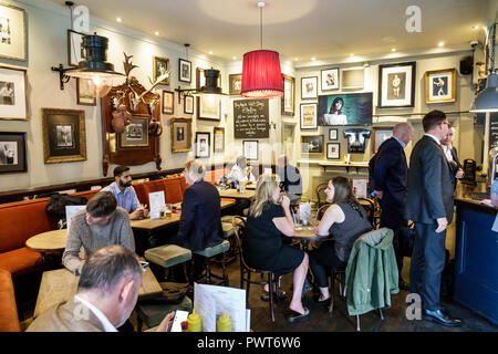 London England, Großbritannien, Southwark, Blackfriars Rd, The Ring, historische Bar, Pub im öffentlichen Haus, innen, Barhocker, trinken, Bier, Mann, Männer, Frau, Frau, Frauen, die sich mit dem Hotel in der Nähe befinden Stockfoto