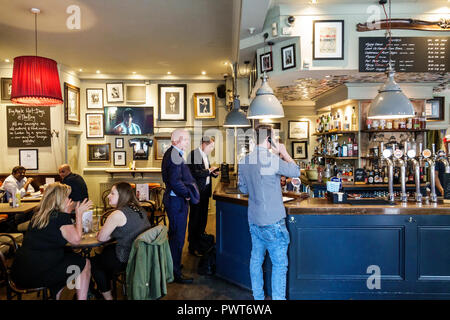 London England, Großbritannien, Southwark, Blackfriars Rd, The Ring, historische Bar, Pub im öffentlichen Haus, innen, Barhocker, trinken, Bier, Mann, Männer, Frau, Frau, Frauen, die sich mit dem Hotel in der Nähe befinden Stockfoto