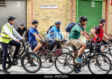 London England, Großbritannien, Lambeth, Webber Street, Fahrrad Fahrräder Radfahren Reiten Fahrrad Fahrer Fahrrad Fahrräder, Fahrradweg, Berufspendler, Reiten Fahrer, Fahrrad Stockfoto