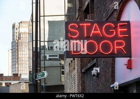 London England, Großbritannien, Großbritannien Großbritannien, Lambeth, Waterloo, das Old Vic Theater, Außenansicht, historisches Gebäude, Bühnentür, Neonschild, Besucher t Stockfoto