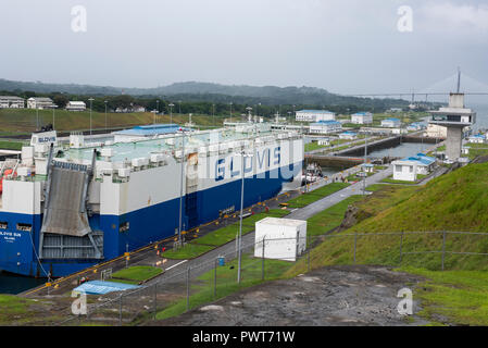 Mittelamerika, Panama, Colon. Panamakanal. Neue panamax Agua Clara Schlösser. Blick von der Observation Center. Glovis Sun (Car Carrier Schiff) Frachtschiff t Stockfoto