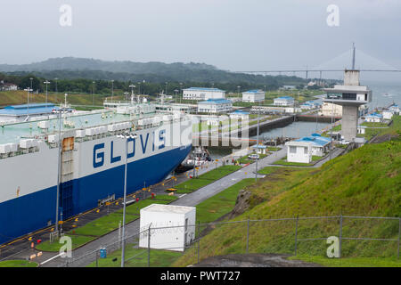 Mittelamerika, Panama, Colon. Panamakanal. Neue panamax Agua Clara Schlösser. Blick von der Observation Center. Glovis Sun (Car Carrier Schiff) Frachtschiff t Stockfoto