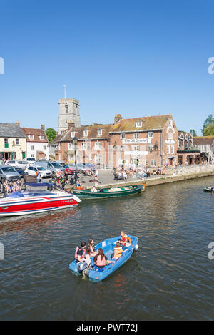 Bootfahren auf dem Fluss Frome, Poole Quay, Wareham, Dorset, England, Vereinigtes Königreich Stockfoto