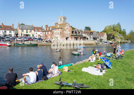 Familien entspannten Fluss Frome, Wareham Quay, Wareham, Dorset, England, Vereinigtes Königreich Stockfoto