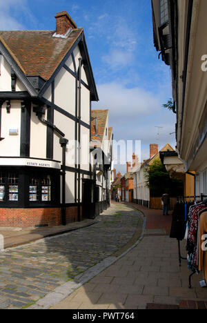 Menschen zu Fuß entlang der mittleren Reihe, Faversham, Kent, England Stockfoto