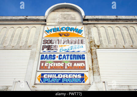 Auf der Seite von South Parade Pier, Southsea, Portsmouth, Hampshire, England unterzeichnen Auflistung einige Attraktionen, 2011 Stockfoto