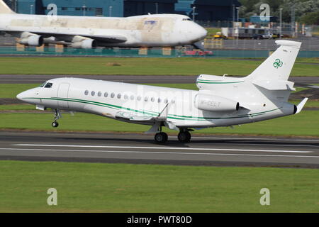 M-CELT, eine Dassault Falcon 7X durch den irischen Geschäftsmann und Finanzier Dermot Desmond, am Internationalen Flughafen Prestwick, Ayrshire, Schottland im Besitz Stockfoto