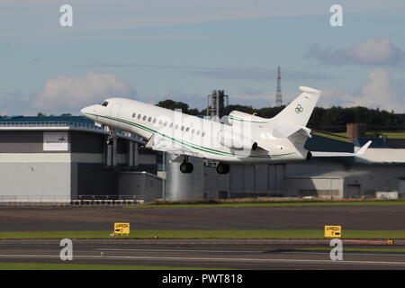 M-CELT, eine Dassault Falcon 7X durch den irischen Geschäftsmann und Finanzier Dermot Desmond, am Internationalen Flughafen Prestwick, Ayrshire, Schottland im Besitz Stockfoto