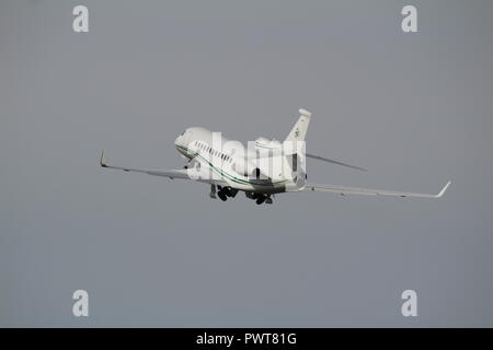 M-CELT, eine Dassault Falcon 7X durch den irischen Geschäftsmann und Finanzier Dermot Desmond, am Internationalen Flughafen Prestwick, Ayrshire, Schottland im Besitz Stockfoto