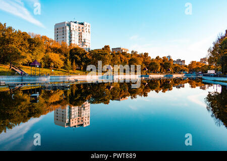 Chabarowsk, Russland - 27.September 2018: Städtische Teiche im Herbst Stockfoto