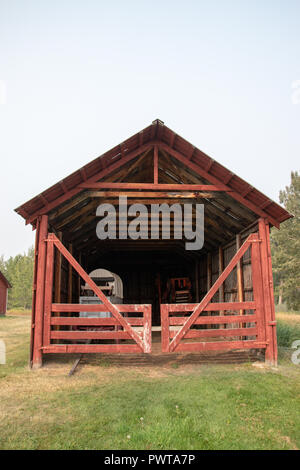 Heu Schuppen an der Bar U Ranch National Historic Site von Kanada, Parks Canada, Longview, Alberta, Kanada Stockfoto