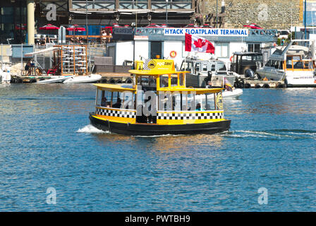 Eine kleine Fähre legt die Gewässer des inneren Hafens in Victoria, British Columbia, Kanada Stockfoto