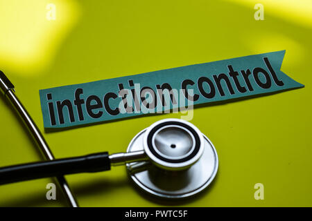 Infection Control mit Stethoskop Konzept Inspiration auf gelbem Hintergrund Stockfoto