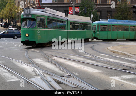 Alten grünen Straßenbahn kreuzt Square in Belgrad, Serbien Stockfoto