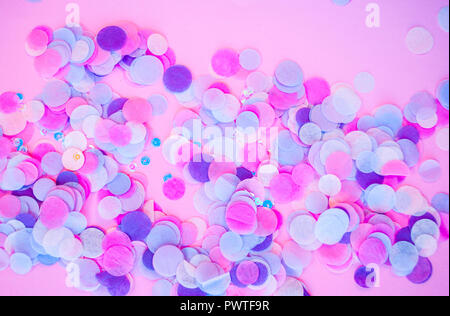 Flach von bunten Konfetti und funkelt auf rosa Hintergrund. Stockfoto