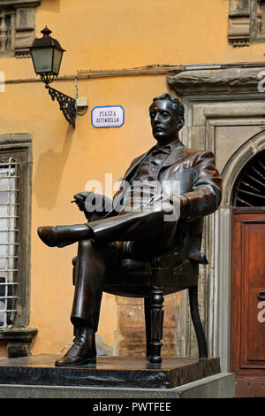 Statue von Giacomo Puccini in Piazza Cittadella, Lucca, Toskana, Italien, Europa Stockfoto