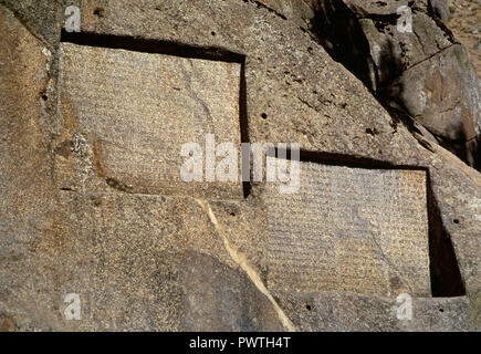 Ganjnameh. Antike Inschrift carved in Granit in Alvand Berg, von Darius dem Grossen (521-485 v. Chr.) (links) und von Xerxes der Große (485-465 v. Chr.) (rechts) in drei Sprachen, Alte persische, Neubabylonischen und Neo-Elamite. In der Nähe von Hamadan. Die Islamische Republik Iran. Stockfoto