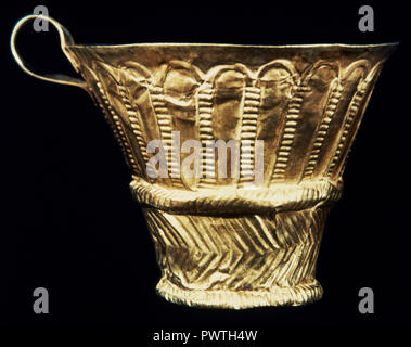 Gold Cup. Prägung Dekoration mit geometrischen Motiven. Königsgräber von Mykene. 16. Jahrhundert v. Chr.. Grab V. Grab Kreis A. Nationalen Archäologischen Museum. Athen, Griechenland. Stockfoto