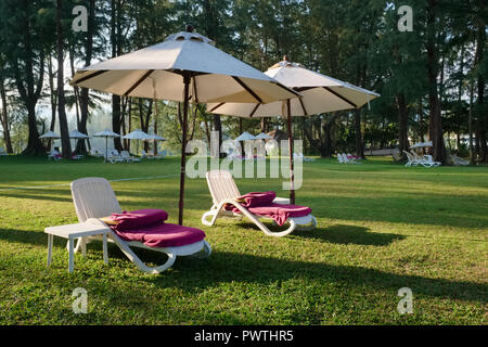 Der Garten der Dusit Laguna Hotel am Bang Tao Beach, Phuket, Thailand, am frühen Morgen mit Liegestühlen noch nicht bereit für Service Stockfoto