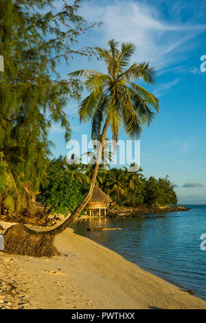 Matira Point Beach im Abendlicht, Bora Bora, Französisch-Polynesien Stockfoto