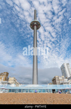 British Airways ich 360 Aussichtsturm mit blauen Himmel im Herbst in Brighton, East Sussex, England, UK. Weitwinkel portrait. Stockfoto