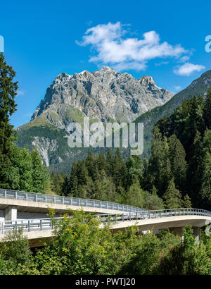 Straßenbrücken in Berglandschaft, Scuol, Unterengadin, Graubünden, Schweiz Stockfoto