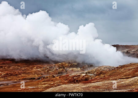 Wasserdampf in die geothermale Region Gunnuhver, Reykjanes, im Südwesten von Island, Island Stockfoto