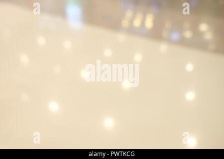 Supermarkt blur Hintergrund mit Bokeh, Milch Joghurt Tiefkühlkost Gefrierschrank und Regale mit Kunden Unschärfe-Effekte im Hintergrund Stockfoto