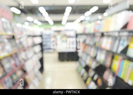 Blur abstrakt Hintergrund von Buch auf Bücherregale in der Buchhandlung. Verschwommene Sicht Bibliothek mit Literatur Stockfoto