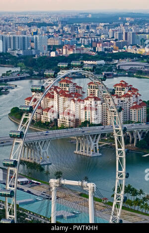 Blick von der SkyPark in Marina Bay Sands Hotel über den Singapore Flyer, Tanjong Rhu, den Jachthafen und den Ölbehälter außerhalb, Singapur Stockfoto