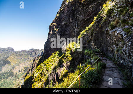 Bunte Bergrücken Pfad mit vulkanischen Formationen neben, Pico Do Arieiro, Madeira Stockfoto