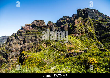 Bunte Bergrücken Pfad mit vulkanischen Formationen neben, Pico Do Arieiro, Madeira Stockfoto